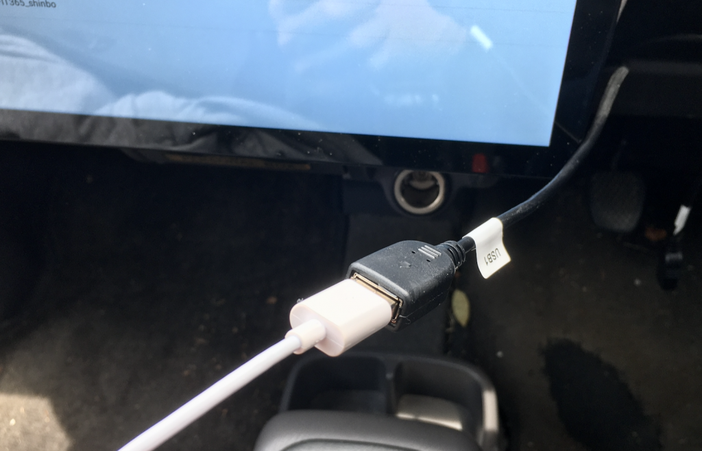 USBポートにケーブルを接続