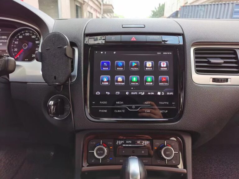 トゥアレグ（型式7P）のダッシュボードに取り付けたAndroid搭載8.4インチ大画面カーナビの実車画面