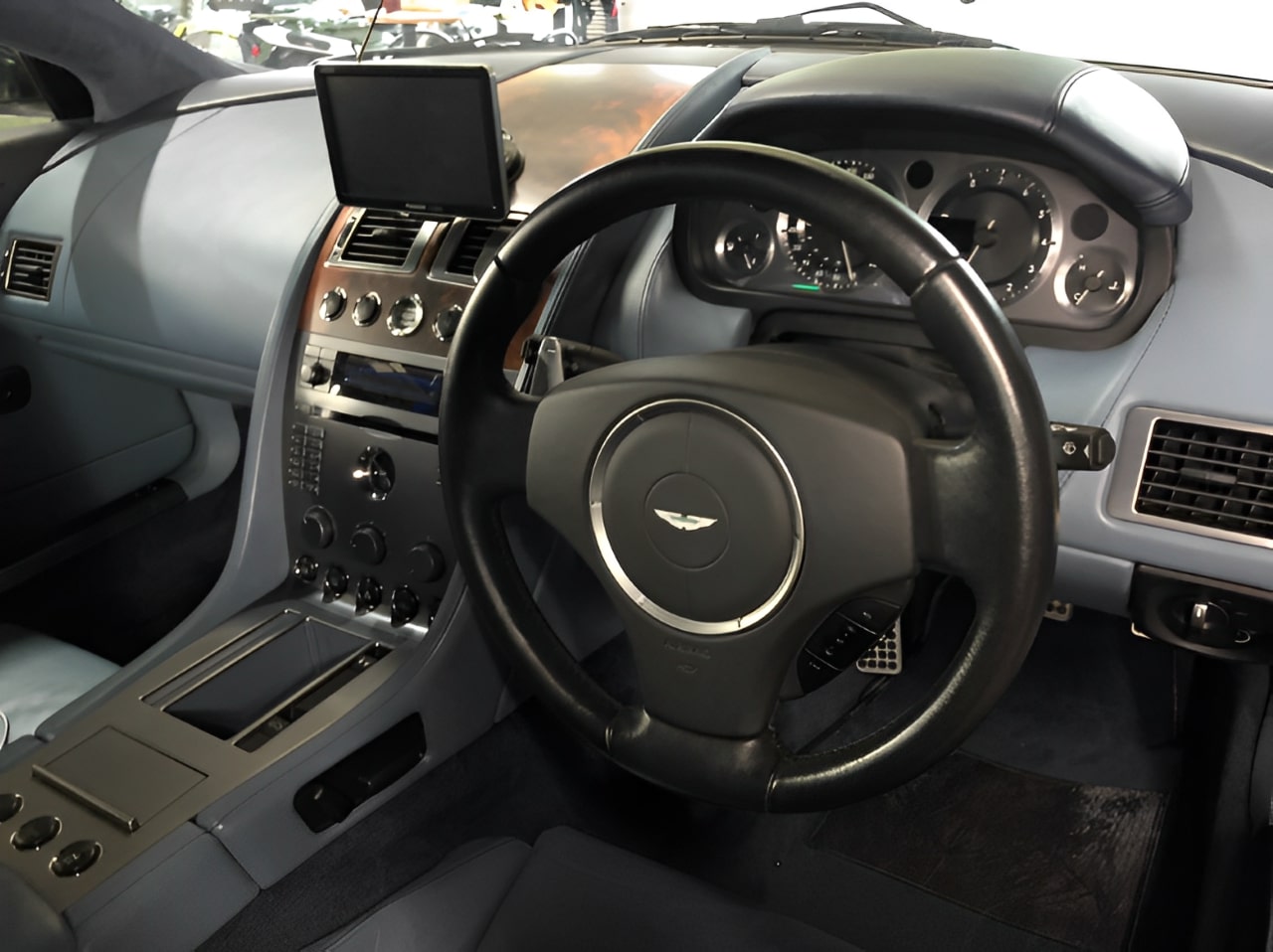 アストンマーチン DB9（Aston Martin DB9）用ハイテックナビ -取付けBefore画像