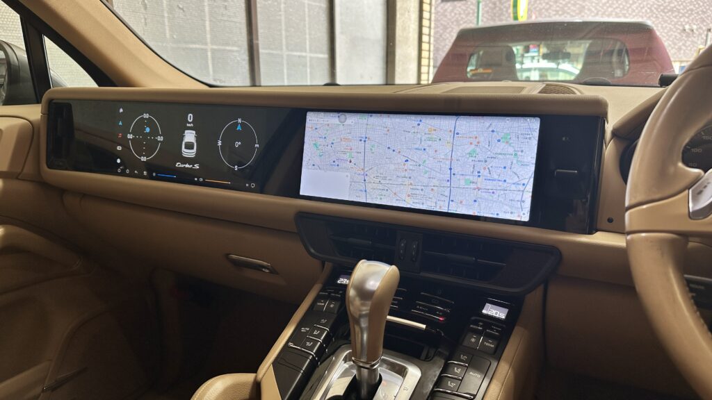 カイエン ナビ交換 左に車両情報 右にGoogleマップを全画面表示
