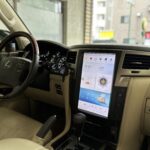 「レクサスLX570に最新Android搭載ナビを取り付けた車内の様子（待ち受け画面）