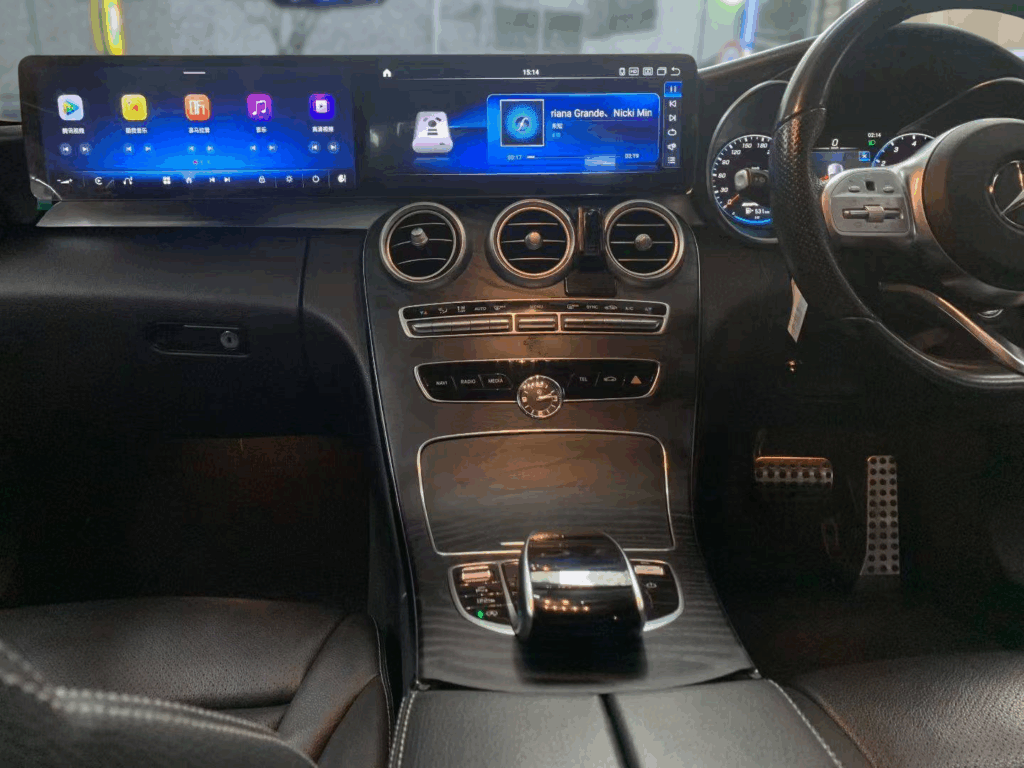 W205 ツインモニター 取り付け例 左にアプリ画面 右に音楽再生画面