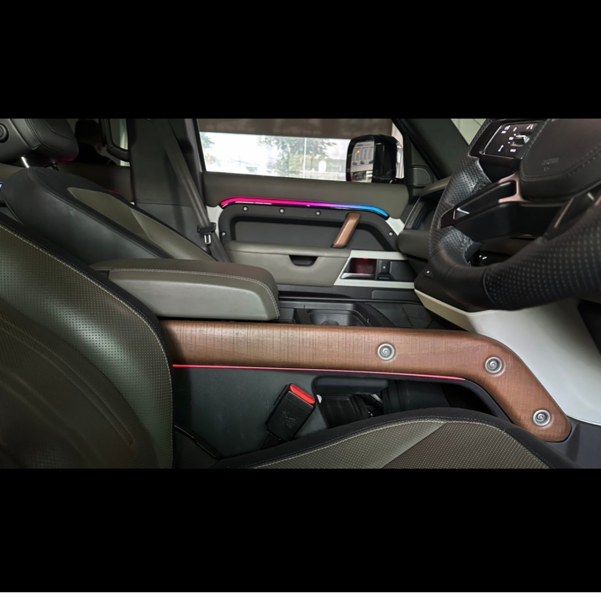 ディフェンダー L663専用 64色アンビエントライト|国内先行・夜の内装を美しく演出 - 画像 (7)