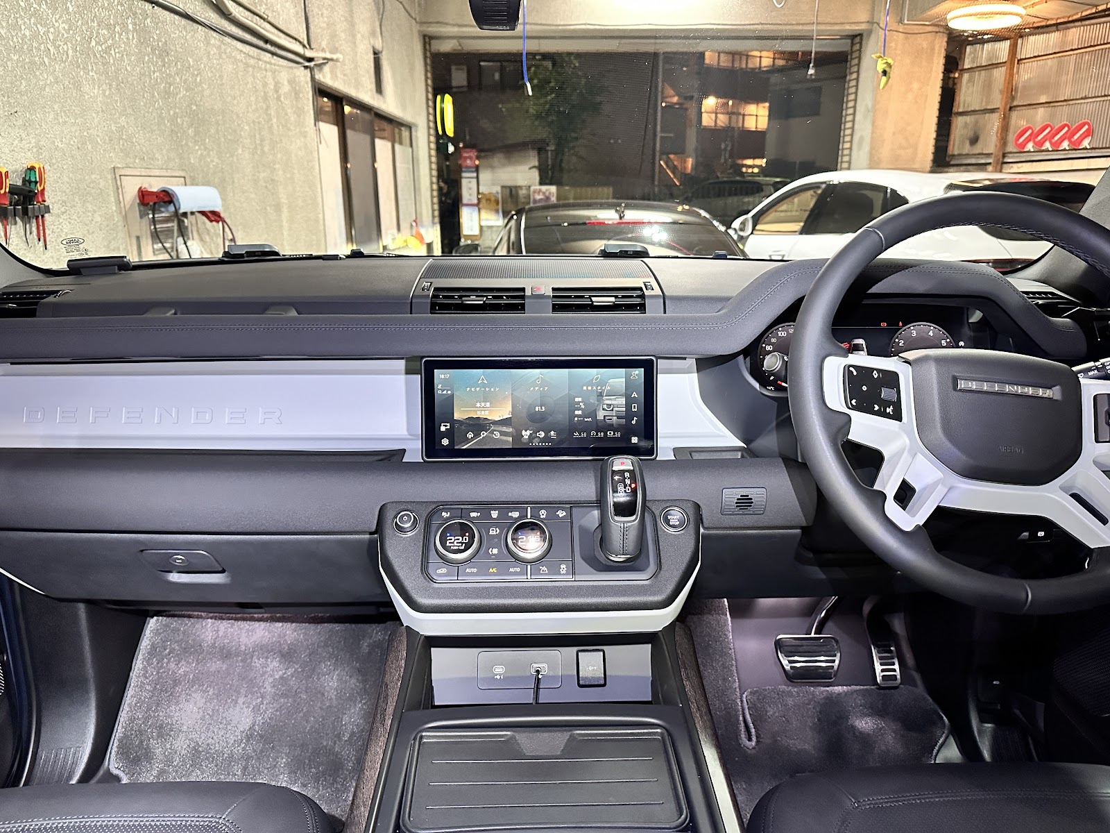 ランドローバーディフェンダー 交換前 純正Pivi Pro 横型画面