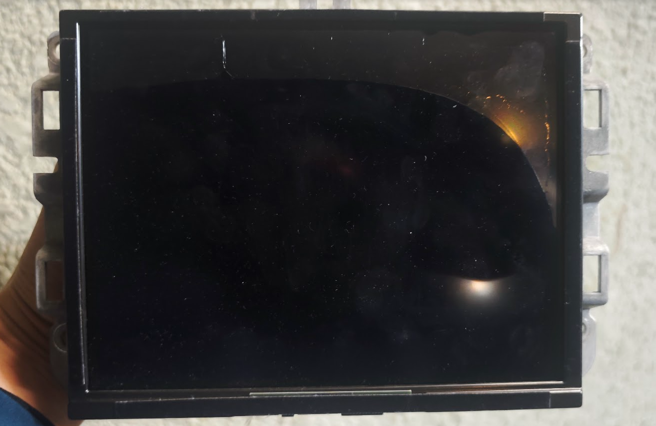 ゴーストタッチが発生していた交換前の8.4インチディスプレイ（グランドチェロキー2018 SRT）