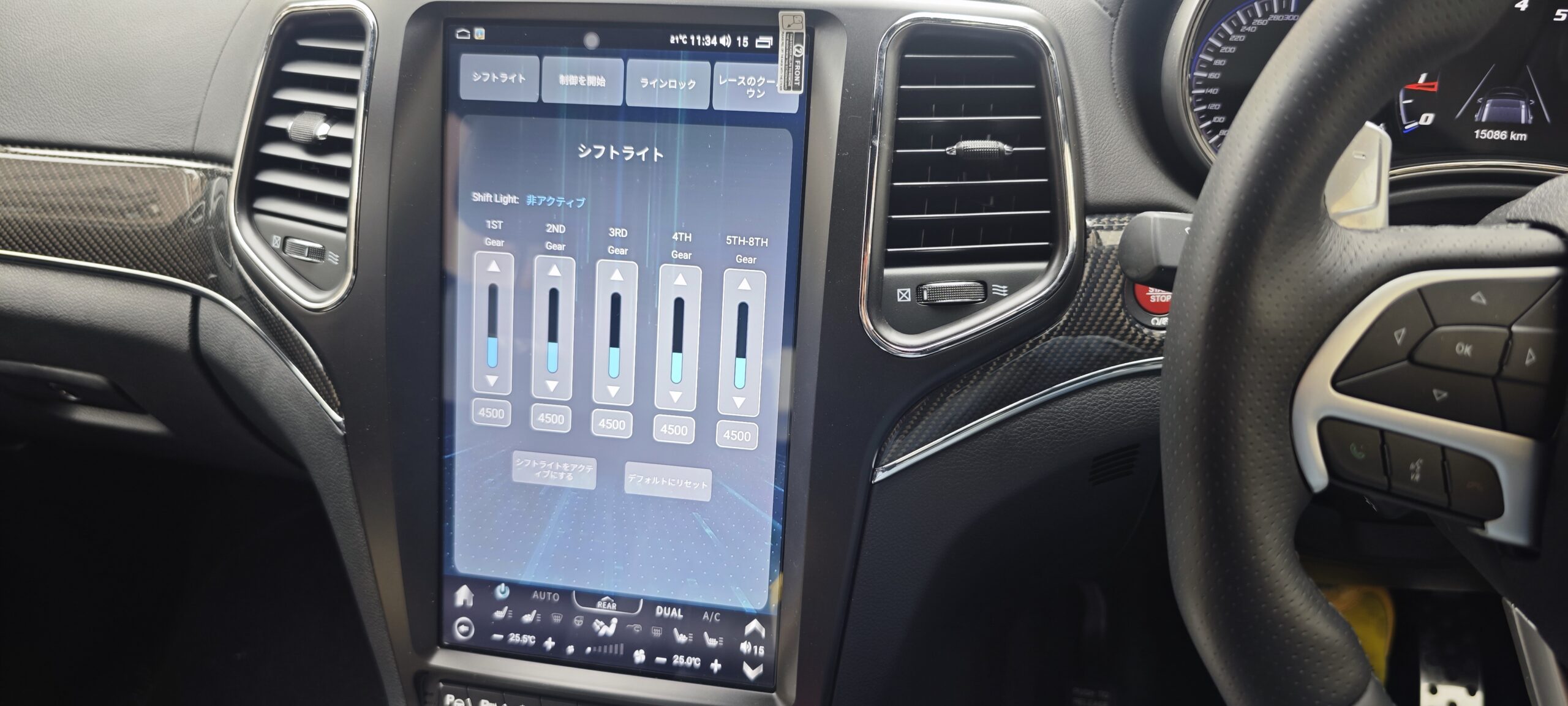 グランドチェロキーSRT8のuConnectパフォーマンス画面（シフトライト・ラインロック・レースカウントダウン）をハイテックナビで大画面表示