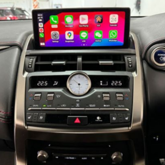 レクサスNX 初代のナビ交換後 — 10.25インチ横型ワイド画面にワイヤレスCarPlayを表示。純正のエアコン操作部とアナログ時計はそのまま残っている