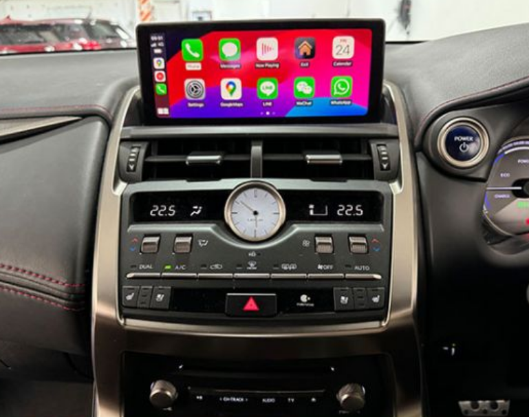 レクサスNX 初代のナビ交換後 — 10.25インチ横型ワイド画面にワイヤレスCarPlayを表示。純正のエアコン操作部とアナログ時計はそのまま残っている