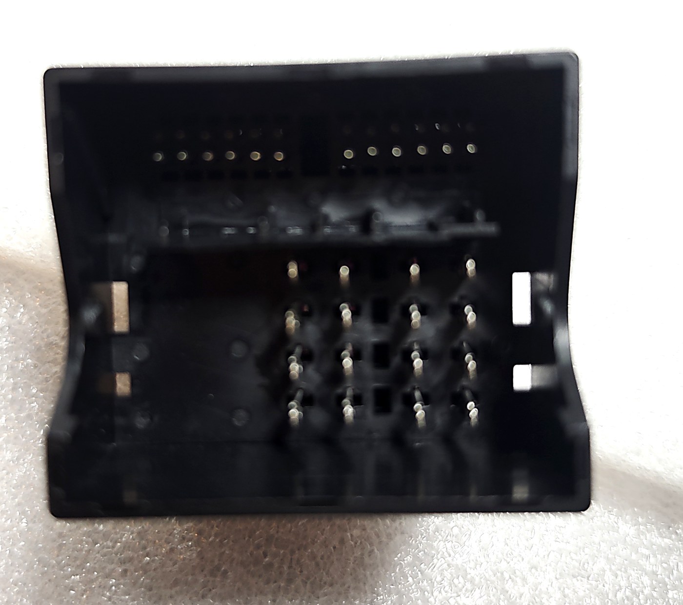 アウディMMI郵送修理｜MMI本体側メインコネクター（Quadlock・Aブロック16ピン）