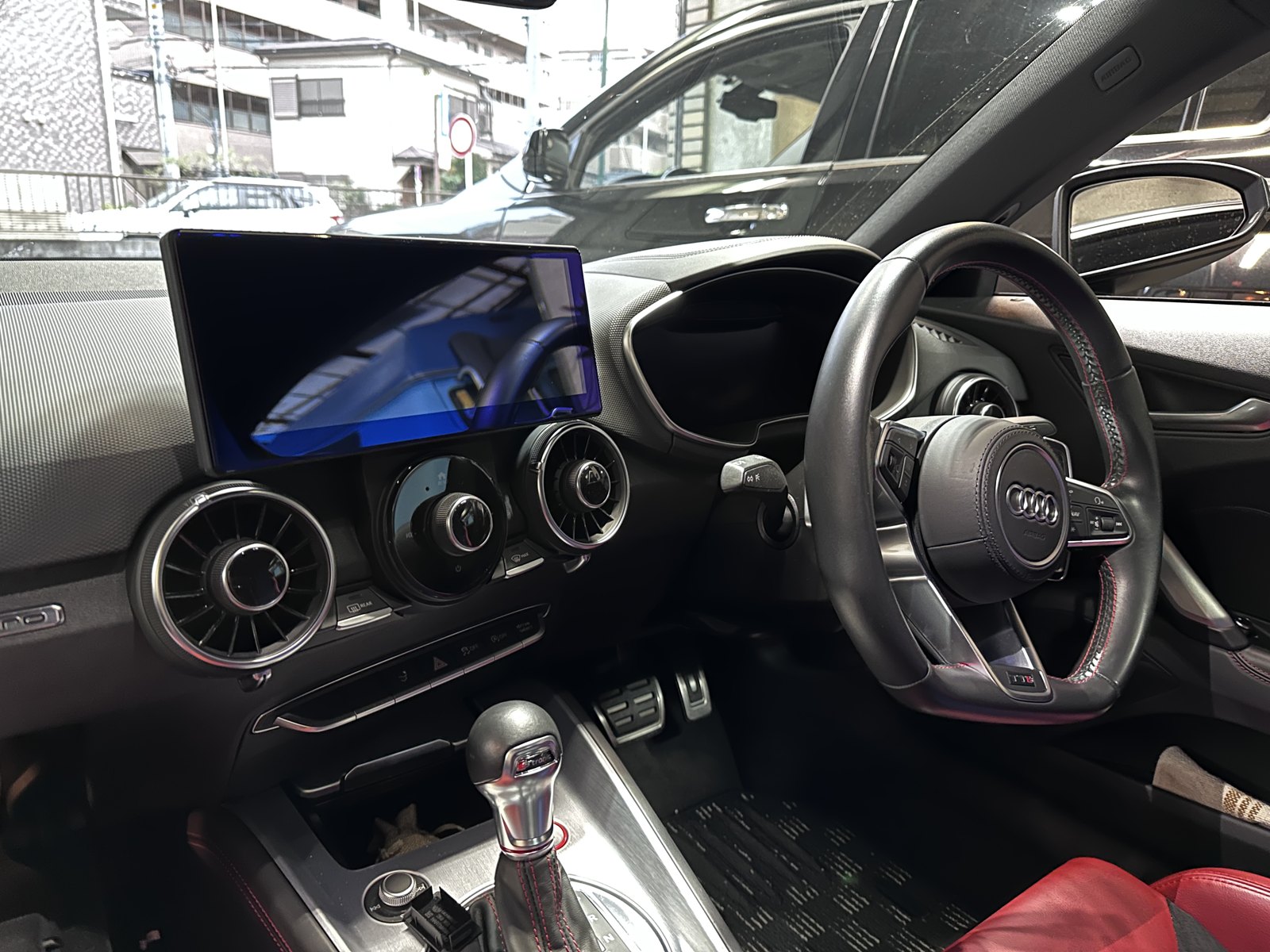アウディTT ナビ交換 施工後 運転席から見た10.2インチAndroidナビ