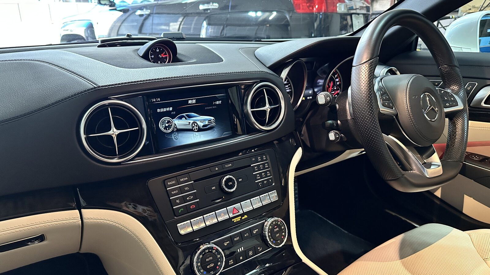 SL400 ナビ交換前｜R231の運転席と純正ディスプレイ