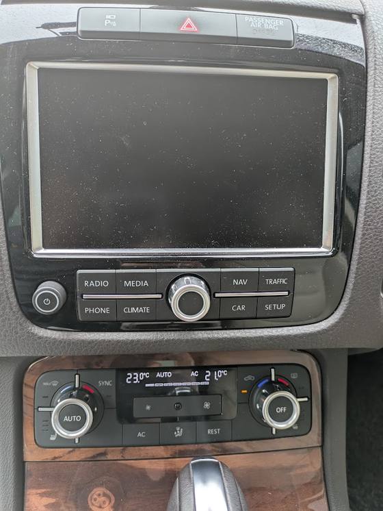 ブラックアウトした2012年式トゥアレグの車種専用ナビ画面。完全に真っ暗でバックライトも点灯していない