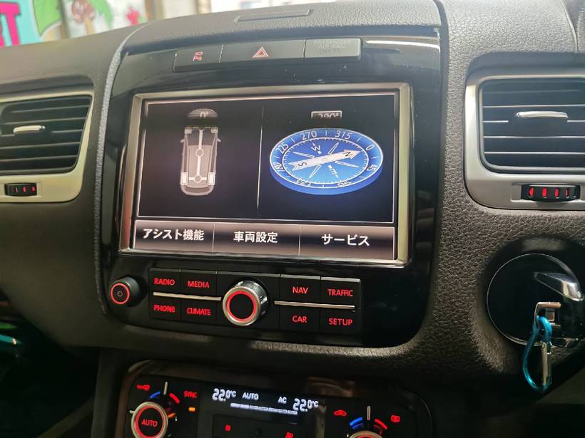 トゥアレグのCAR画面。車両状態表示とコンパス
