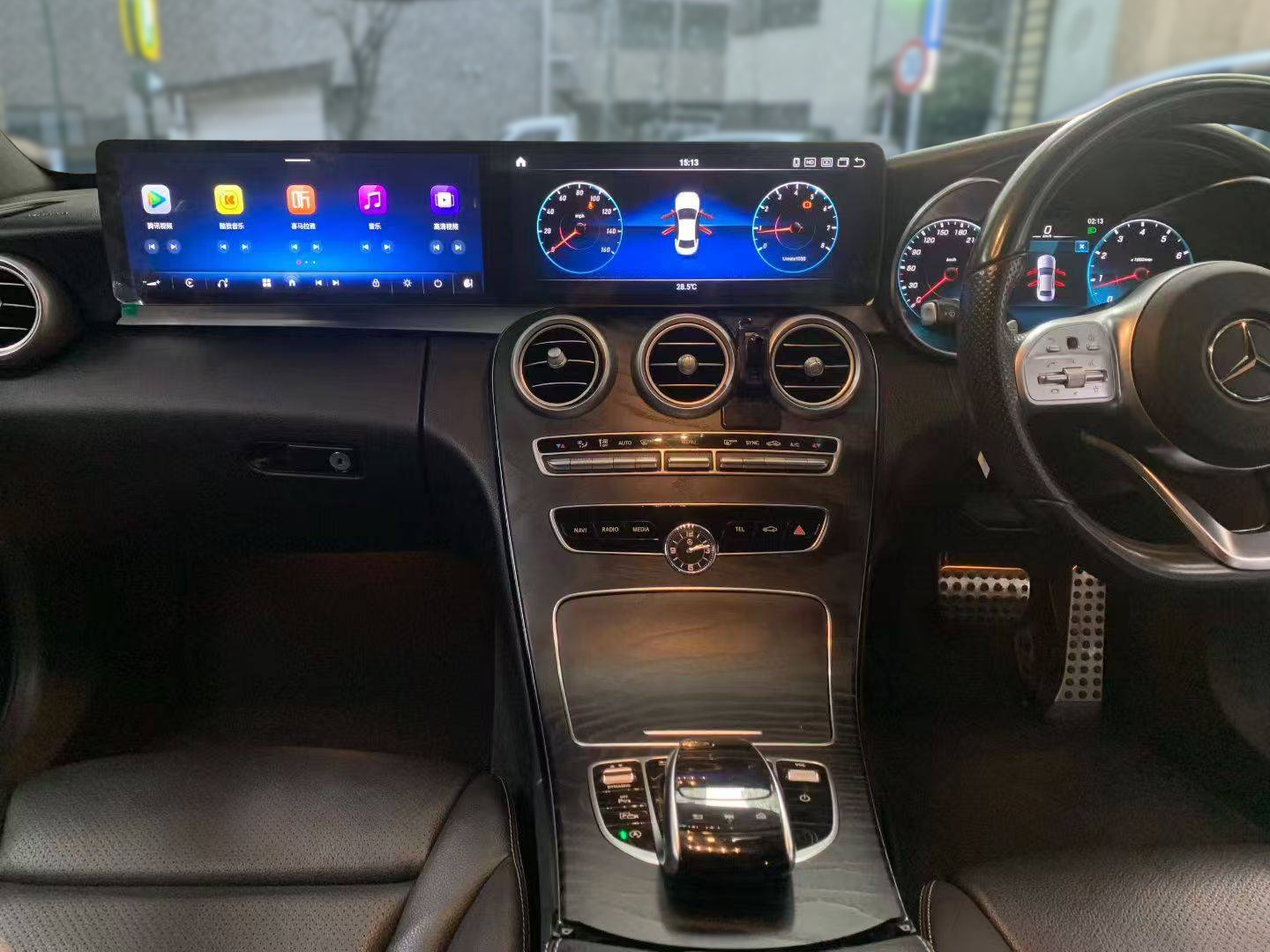 W205 ツインモニター 取り付け例 左にアプリ画面 右にメーター表示