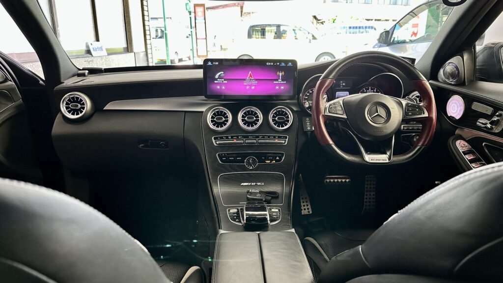 W205 12.3インチモニター 取り付け例 後席から見た車内全体