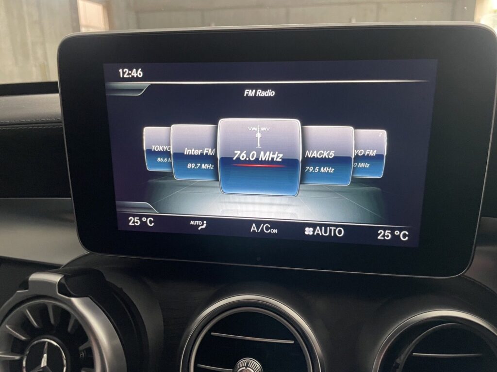 W205 取り付け前の純正モニター FMラジオ画面